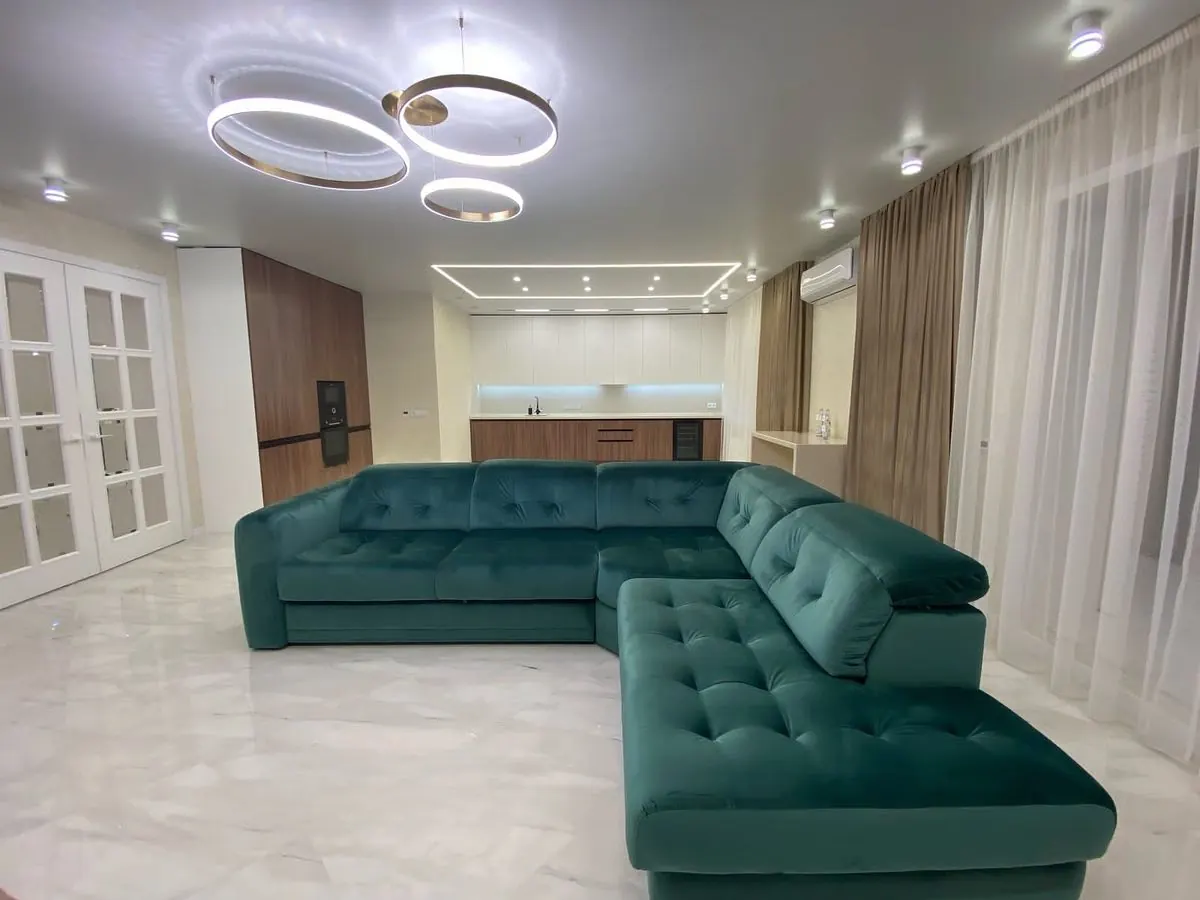 Работа ЕВРО ПОТОЛОК — гостиная со световыми линиями